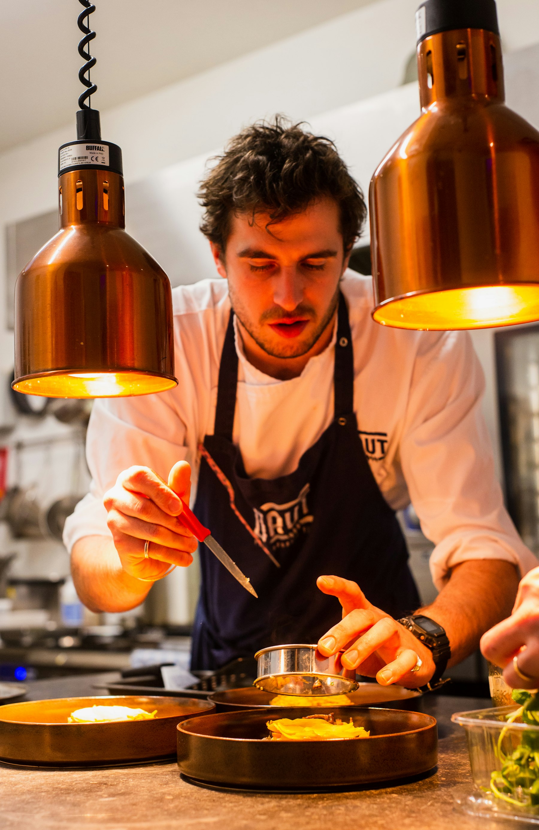 Chef dresseert een gerecht in de keuken