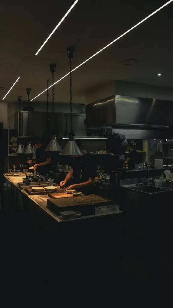 Keukenteam aan het werk in een sfeervolle keuken