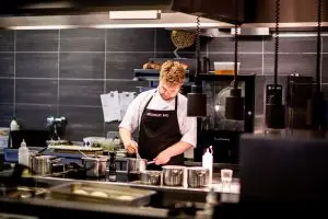 Chef in een moderne professionele keuken
